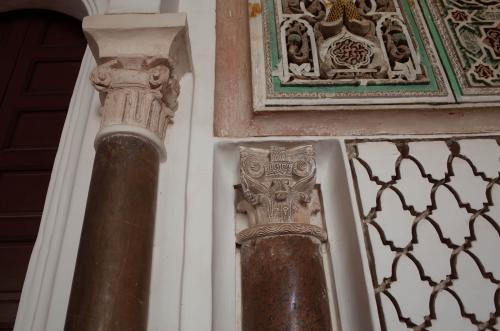 Capiteles almohades junto al mihrab de la mezquita de la Qasba de Marrakech