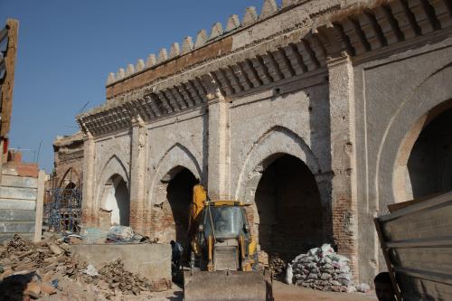 La fachada norte de la mezquita de la Qasba de Marrakech durante su restauración en abril de 2012 