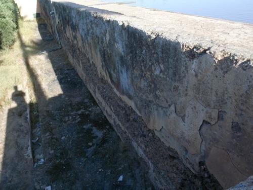 Muro norte del albercón de Dār al-Hanāʾ con su andén inferior