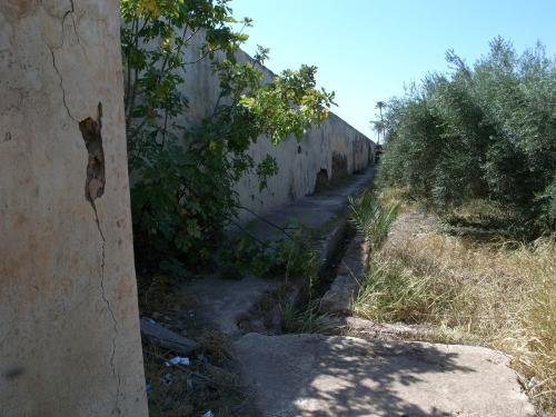 Muro norte del albercón de Dār al-Hanāʾ con su andén inferior