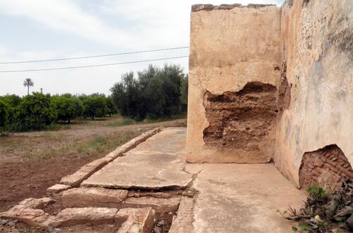 Vista del canal perimetral en torno al albercón de Dār al-Hanāʾ en el Agdal de Marrakech, en su ángulo noreste