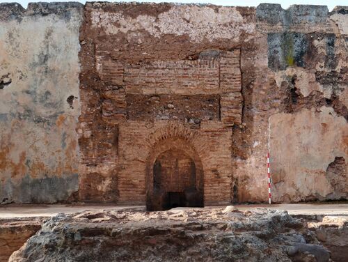 Vista del entronque de la escalera de subida al andén del albercón de Dār al-Hanāʾ en el Agdal de Marrakech, en su lado norte