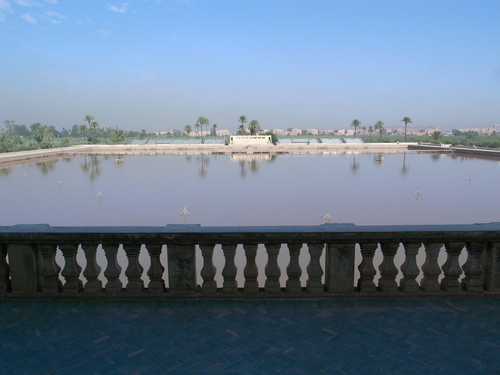 El albercón de la Menara de Marrakech desde el pabellón meridional