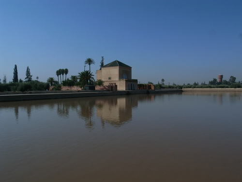 Vista del pabellón meridional del albercón de la Menara de Marrakech