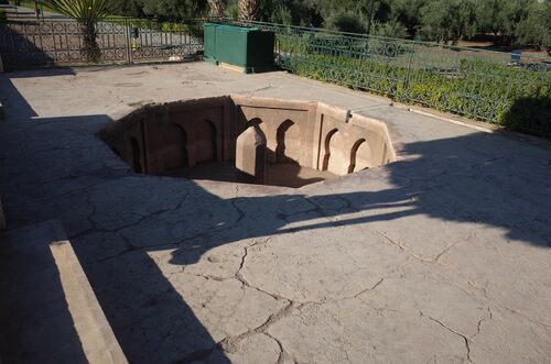 Vista de la fuente del lado este del albercón de la Menara desde el sur