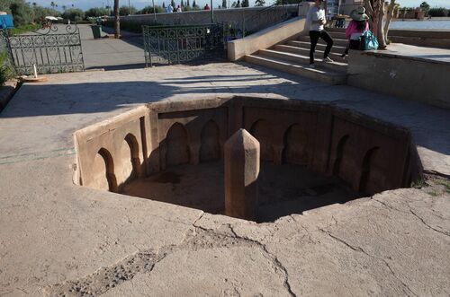 Vista de la fuente del lado este del albercón de la Menara desde el norte