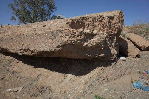 Extremo norte del sector sur de la presa de Sidi Bu Othman socavado por la corriente del barranco