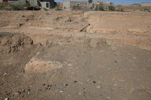 Detalle del frente oeste del sector meridional de la presa de Sidi Bu Othman con el talud para facilitar el paso del agua