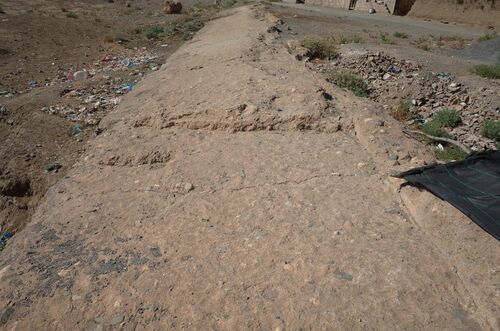 Talud para facilitar el paso del agua en el sector norte de la presa de Sidi Bu Othman