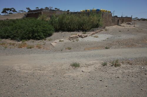 Restos del muro de represa del barranco situado al noreste del aljibe de Sidi Bu Othman