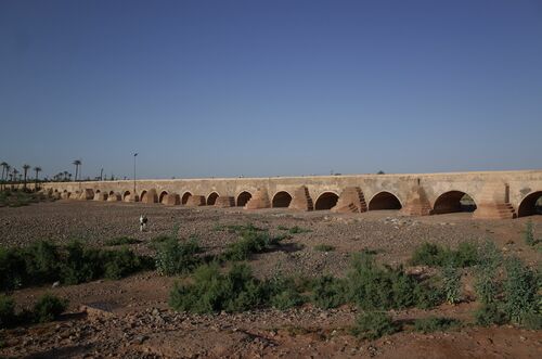 Vista del puente sobre el wadi Tensift desde aguas abajo de la orilla izquierda