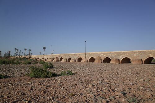 Vista del puente sobre el wadi Tensift desde el sur, aguas abajo 