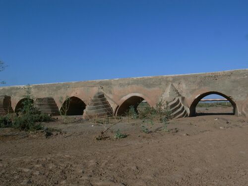 Vista del puente sobre el wadi Tensift desde aguas arriba, arcos 18 a 21