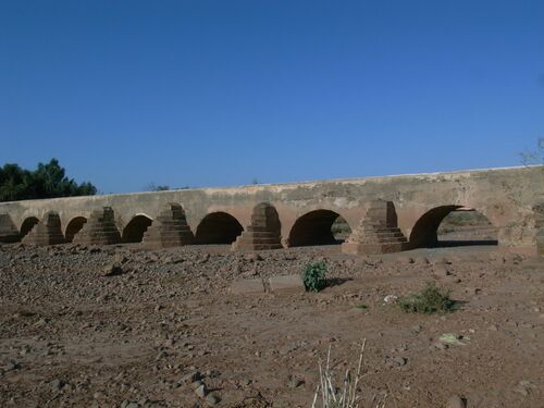 Vista del puente sobre el wadi Tensift desde aguas arriba, arcos 21 a 26