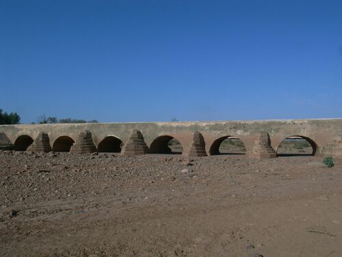 Vista del puente sobre el wadi Tensift desde aguas arriba, arcos 21 a 26
