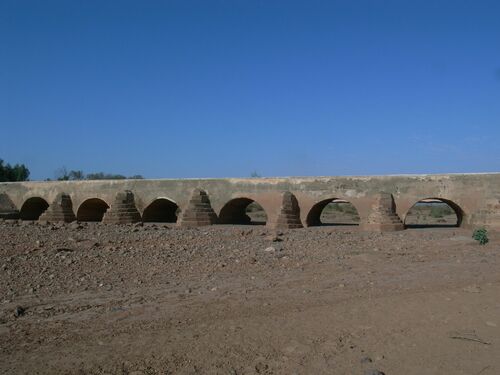 Vista del puente sobre el wadi Tensift desde aguas arriba, arcos 21 a 26