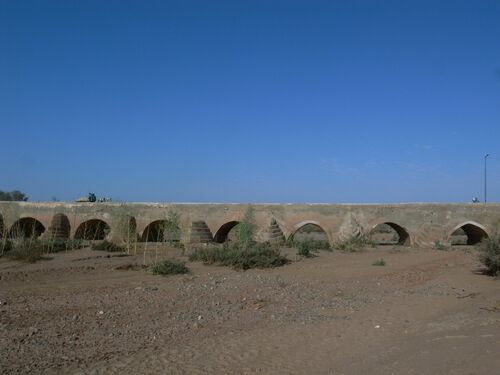 Vista del puente sobre el wadi Tensift desde aguas arriba, arcos 17 a 23
