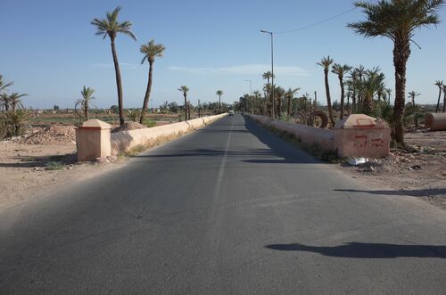 Vista de la calzada del puente sobre el wadi Tensift desde extremo norte