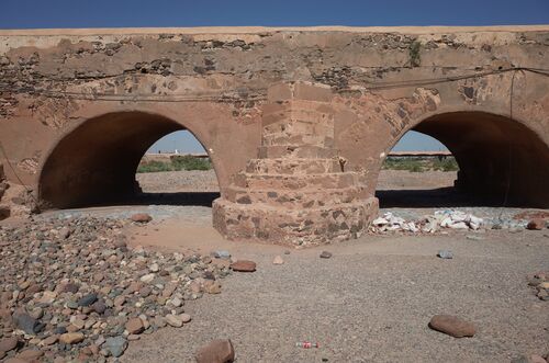 Tajamar y pila entre los arcos 21 y 22 del puente sobre el wadi Tensift desde aguas arriba