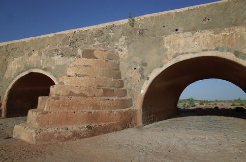 Tajamar entre los arcos 21 y 22 del puente sobre el wadi Tensift desde aguas abajo