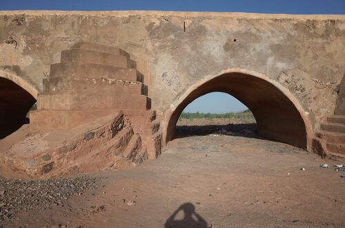 Arco 24 y tajamar entre los arcos 23 y 24 del puente sobre el wadi Tensift desde aguas abajo