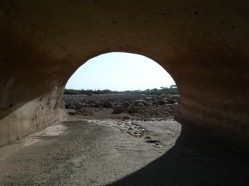 Arco del puente sobre el wadi Tensift desde aguas abajo