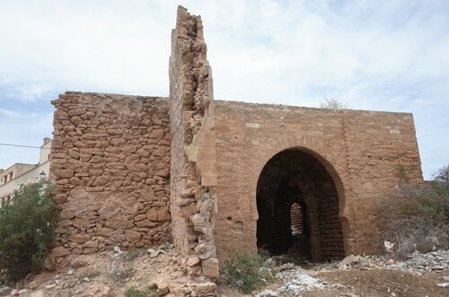 Vista exterior de la Bab al-Qabli del ribat de Tit