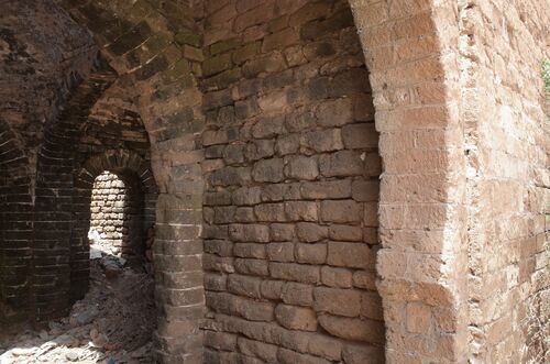 Jamba derecha de la puerta exterior de la Bab al-Qabli del ribat de Tit