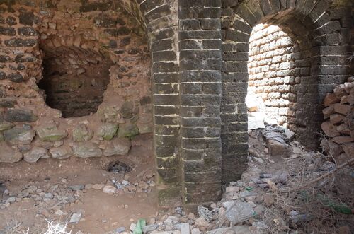 Interior de la Bab al-Qabli del Ribat de Tit con la puerta de acceso a la escalera de subida a la terraza