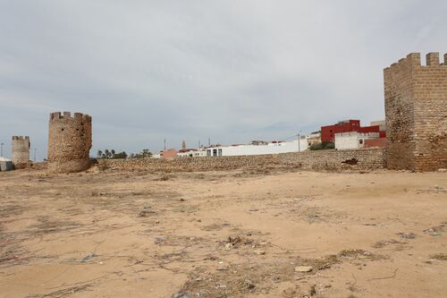 Torres y restos de la muralla del ribat de Tit en el vértice suroeste del recinto