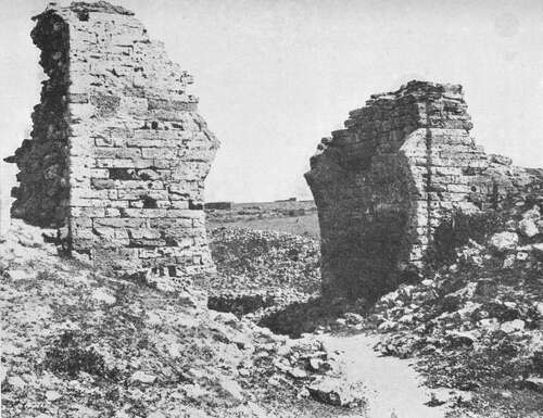 Vista de la Bab Asfi en una fotografía publicada por Basset y Terrasse en 1927. Se aprecian los restos del alfiz del arco hoy inexistente