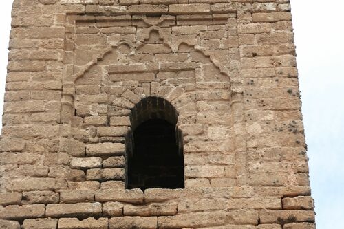 Detalle de la decoración del frente este del alminar menor del ribat de Tit