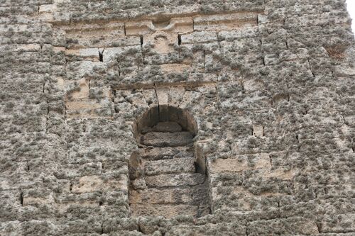 Detalle de la decoración del frente oeste del alminar menor del ribat de Tit