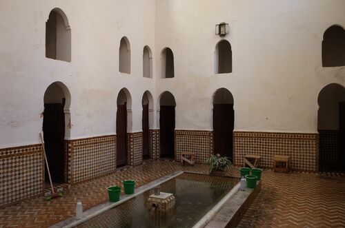 Vista desde el sur de la sala de abluciones de la mida de la mezquita al-Qarawiyyin de Fez