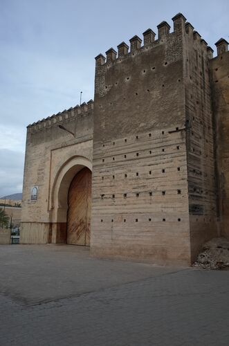 Vista de la Bāb al-Maḥrūq de Fez con la torre de flanqueo
