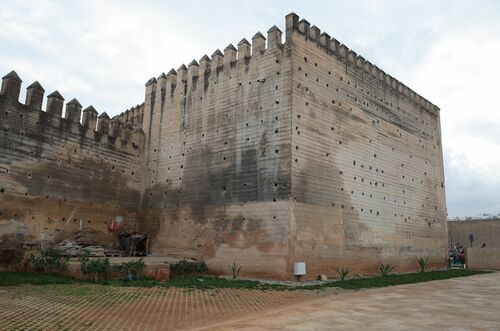 Vista exterior de la zona posterior de la Bāb al-Maḥrūq de Fez