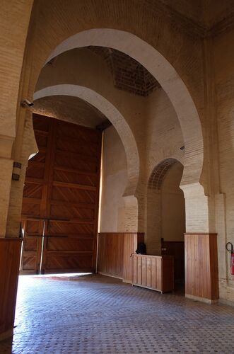 Vista por el interior del arco de acceso exterior de la Bāb al-Maḥrūq de Fez