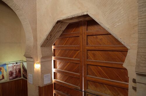 Puerta de salida a la medina de la Bāb al-Maḥrūq de Fez vista desde el interior