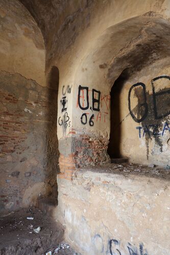 Detalle de la cámara y su escalera de acceso en el interior de la Bāb al-Ŷāmaʿ de Taza