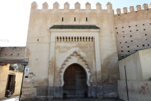 Vista de la Bāb al-Gīsa de Fez desde el exterior de la medina