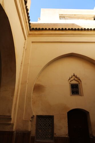 Lateral occidental del patio interior de la Bāb al-Gīsa de Fez