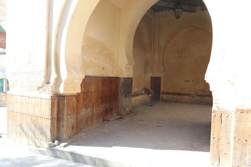 Vista del interior de la Bāb al-Gīsa de Fez a través de la puerta de acceso hacia la medina