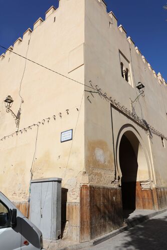 Vista de la Bāb al-Gīsa de Fez por el interior de la medina desde el sureste