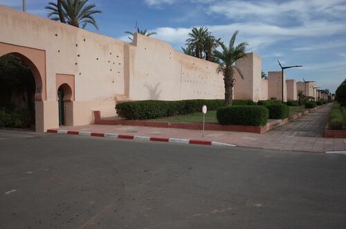 Muralla de Marrakech junto a la Bab al-Majzen