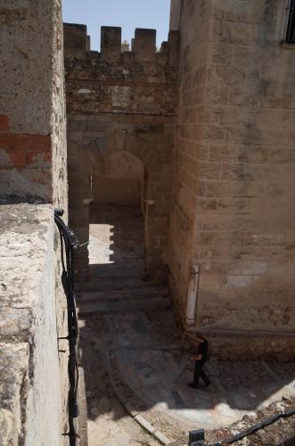 Vista de la puerta del Capitel desde el adarve de la muralla