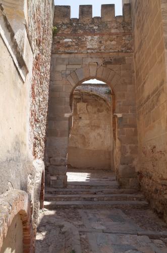 Vista del arco exterior de la puerta del Capitel