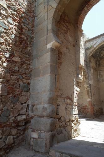 Detalle de la jamba izquierda de la puerta exterior