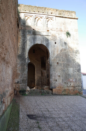 Arco exterior de la Puerta de Sevilla desde el este