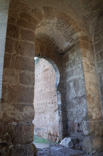 Vista del arco exterior desde el interior de la Puerta de Sevilla