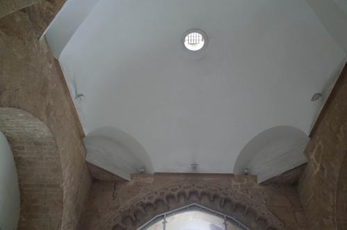 Vista de la primera bóveda del interior de Bāb al-Kebir